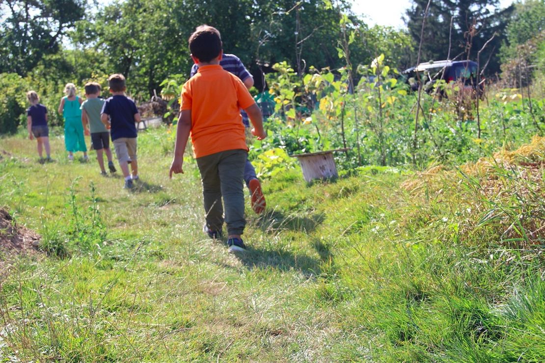 Kinder in einem Garten