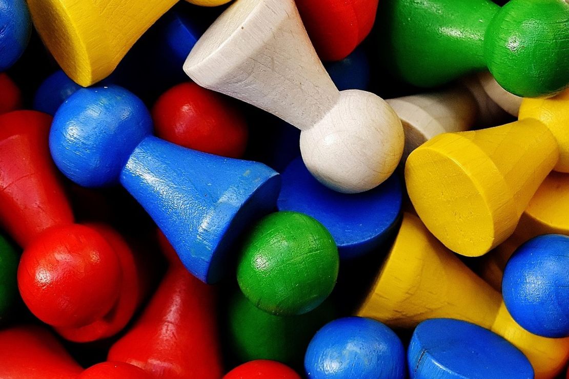 Spielsteine aus Holz in verschiedenen Farben liegen aufeinander