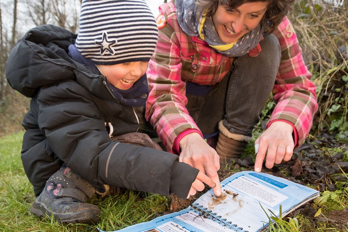 Mutter und Kind betrachten den Kalender