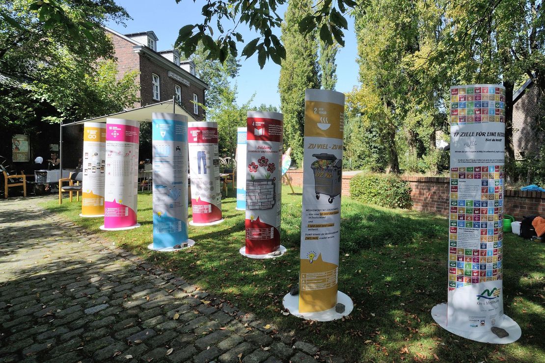 Am BNE - Tag aufgestellte Säulen mit den Nachhaltigkeitszielen