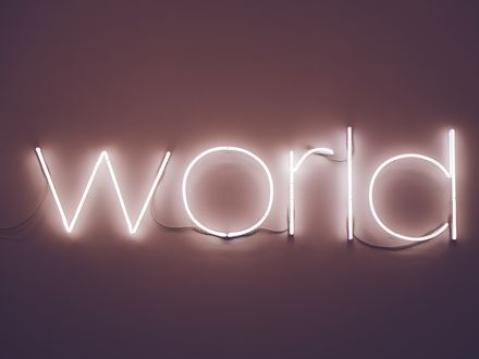 In Leuchtröhren steht das Wort world.