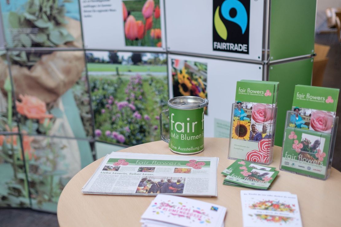 Zu sehen sind Flyer und Aufsteller der Ausstellung "Fair Flowers - Mit Blumen für Menschenrechte"