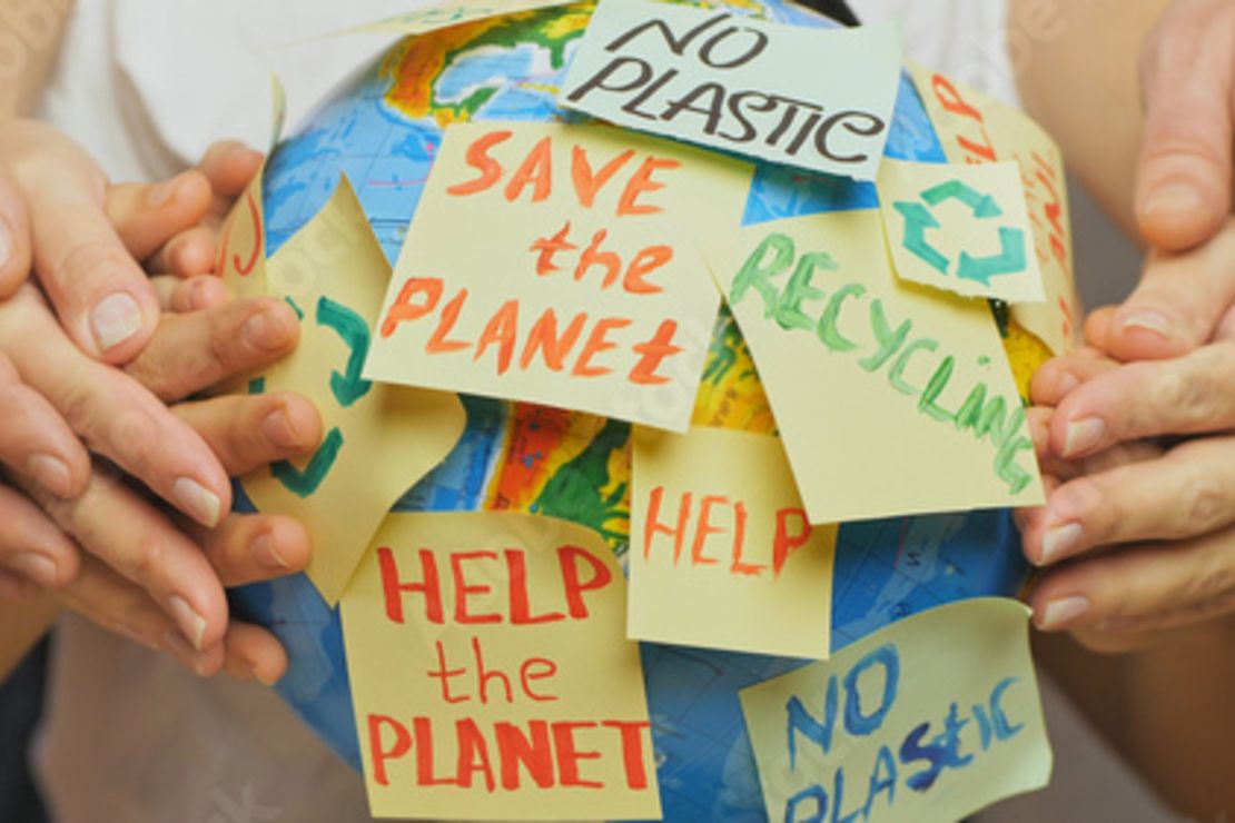 Globus mit Post-its zum Thema Klimaschutz