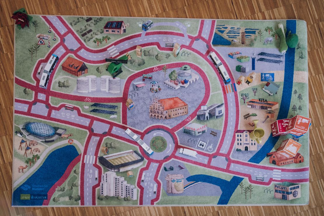 Foto des Spielteppichs mit Spielmaterialien