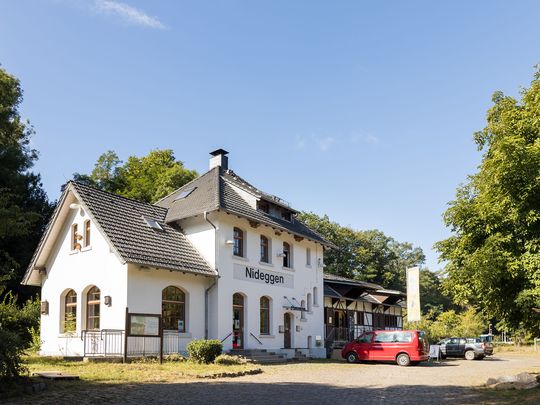 Ansicht des alten Bahnhofgebäudes Nideggen in der die Biologische Station ihren Sitz hat. Die Ausstellung "Rur und Fels" ist im angrenzenden alten Lagerschuppen installiert.