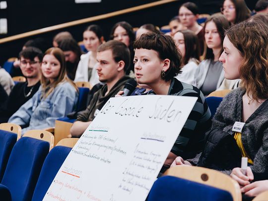 Schüler*innen diskutieren bei der myclimate Klimakonferenzsimulation in den Rollen globaler Interessengruppen