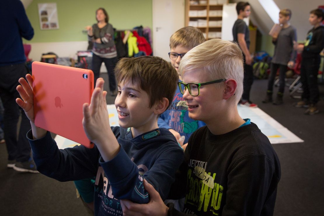 Kinder agieren mit iPad