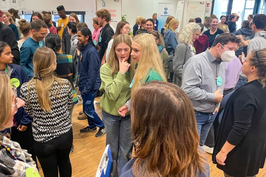 Schüler, Schülerinnen, Lehrer, Lehrerinnen, Eltern aus 20 Schulen und Bildungsakteure trafen sich im Klimahaus Bremerhaven im November 2023