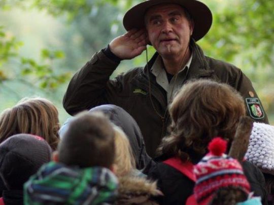 Zusammen mit einem Ranger erkundet eine Kindergruppe die Natur des Nationalparks.