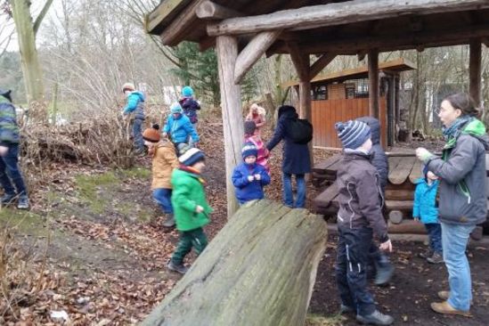 Das Bild zeigt Kinder auf dem Liz- Außengelände