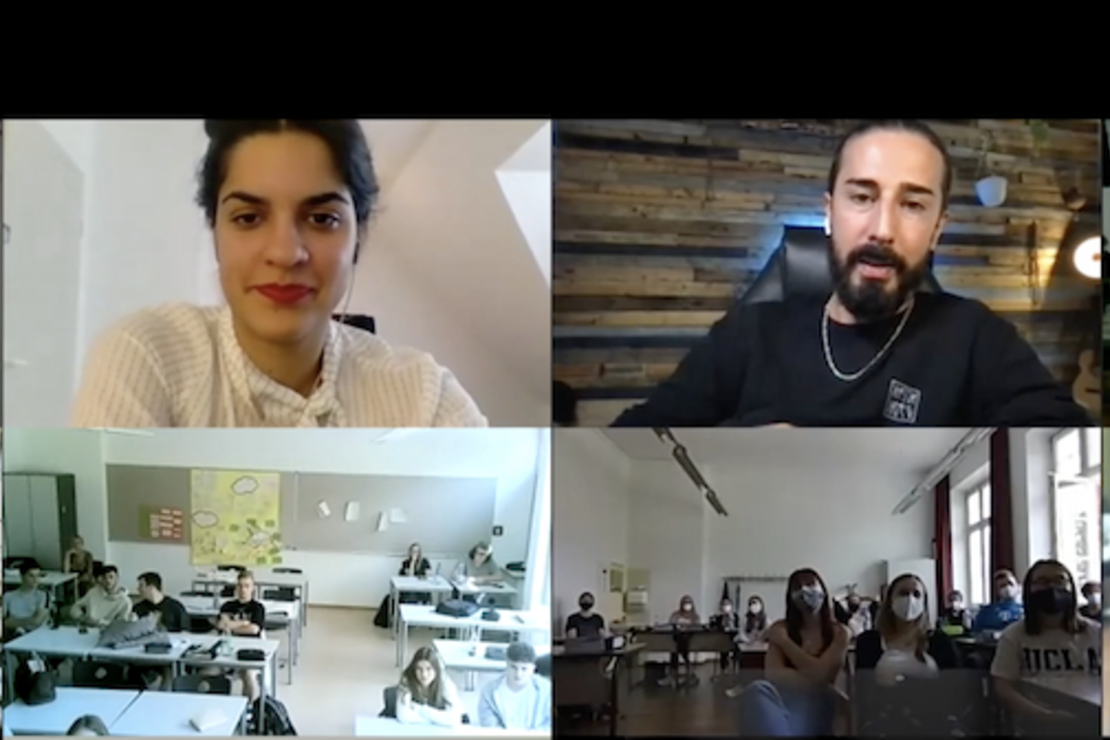Vier Klassenräume mit Schüler:innen und drei Performer:innen in einer Video-Konferenz