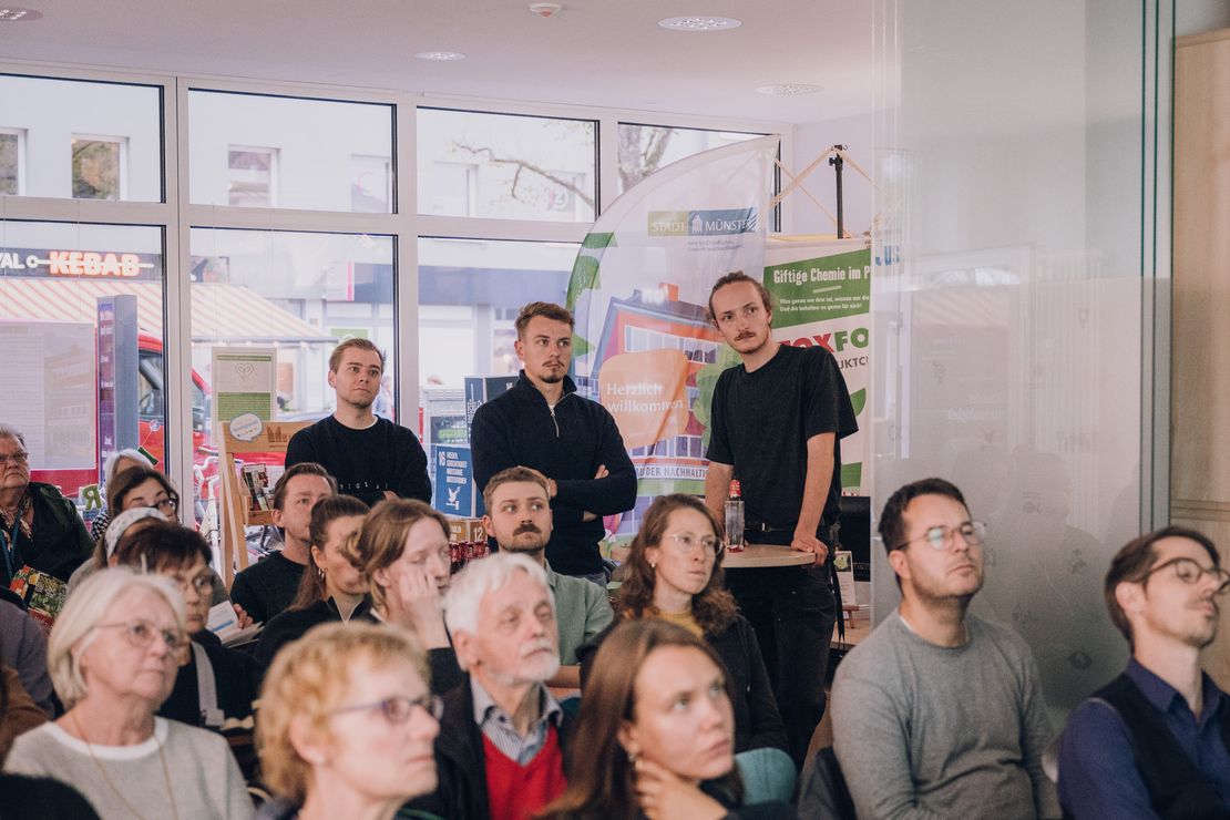 Menschen lauschen gebannt der Präsentation bei einem KneipenSience