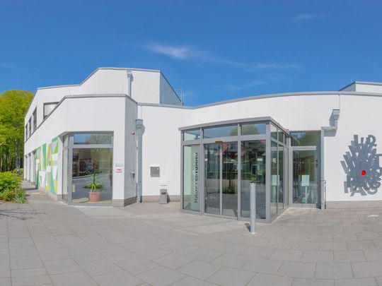 Auf dem Foto ist der Haupteingang des Ludwig-Windthorst-Hauses zu sehen.