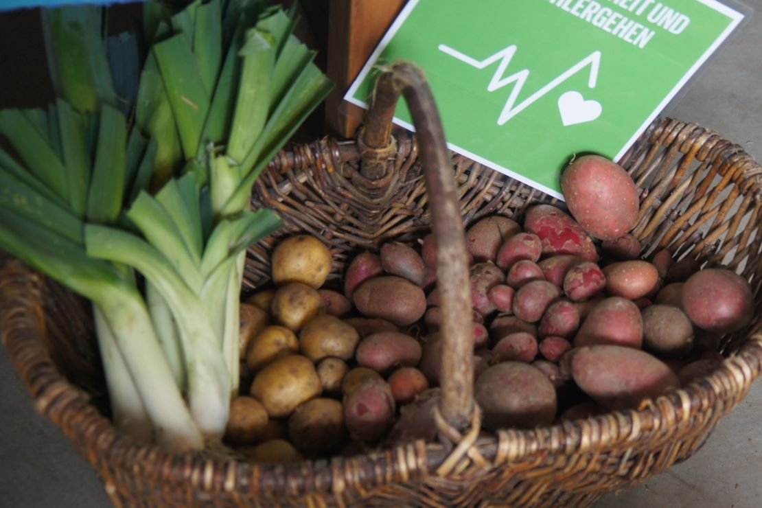 Korb mit frisch geernteten Kartoffeln und Lauch