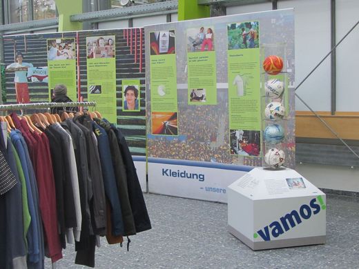 Sportbekleidung, ein Plakataufsteller und Bälle - ein Einblick in die Ausstellung "TrikotTausch"