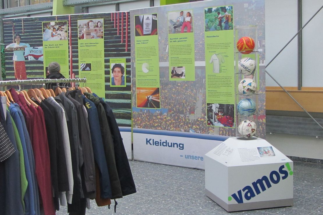 Sportbekleidung, ein Plakataufsteller und Bälle - ein Einblick in die Ausstellung "TrikotTausch"