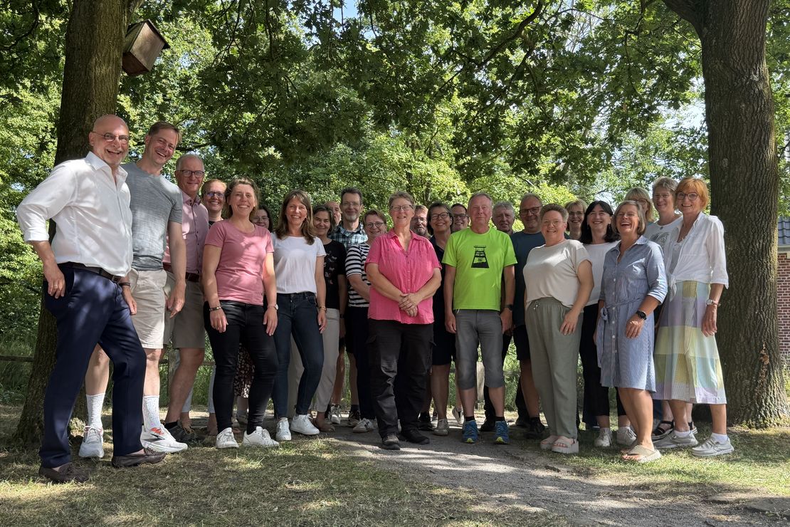 Gruppenbild - Alle freuen sich über die erfolgreich bestandenen Prüfungen