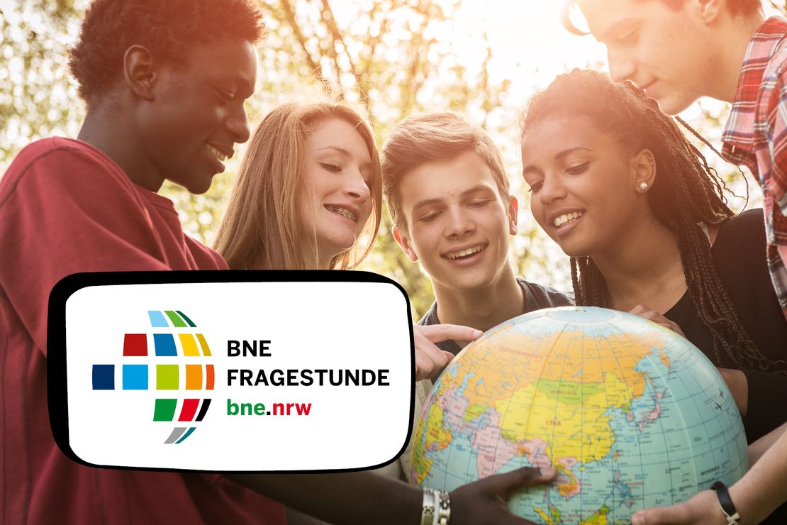 Junge Menschen unterschiedlicher Hautfarbe halten einen Globus