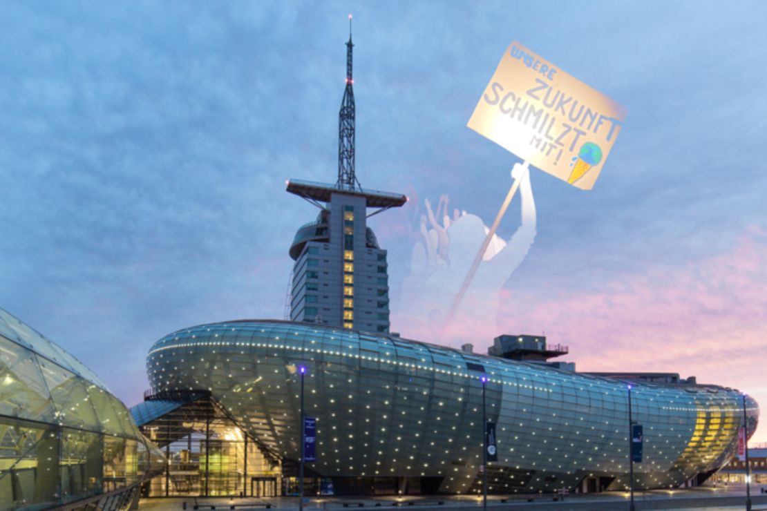 Das Bild ist eine Collage zweier Fotos: Das Klimahaus Bremerhaven bei Nacht, dahinter ein junge Menschen mit Transparent "Unsere Zukunft schmilzt mit".