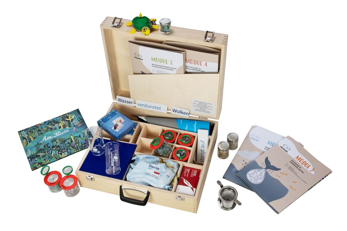Umweltbildungskoffer "EmergenSEA Kit" aus Holz, gefüllt mit Unterrichtsmaterial für die Grundschule