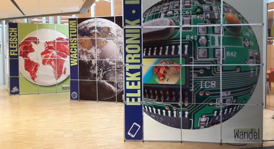 Drei große Ausstellungsteile zeigen Informationen zu Fleisch, Wachstum und Elektronik/IT.