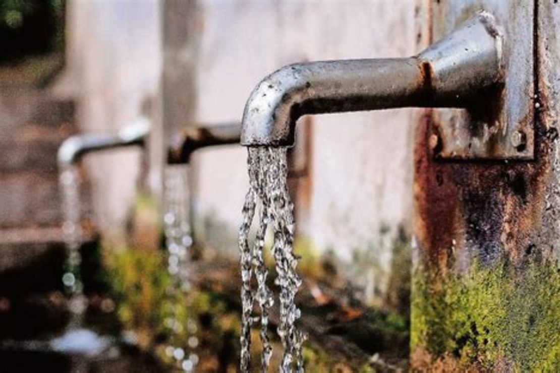 Klares Wasser sprudelt aus einer Wand