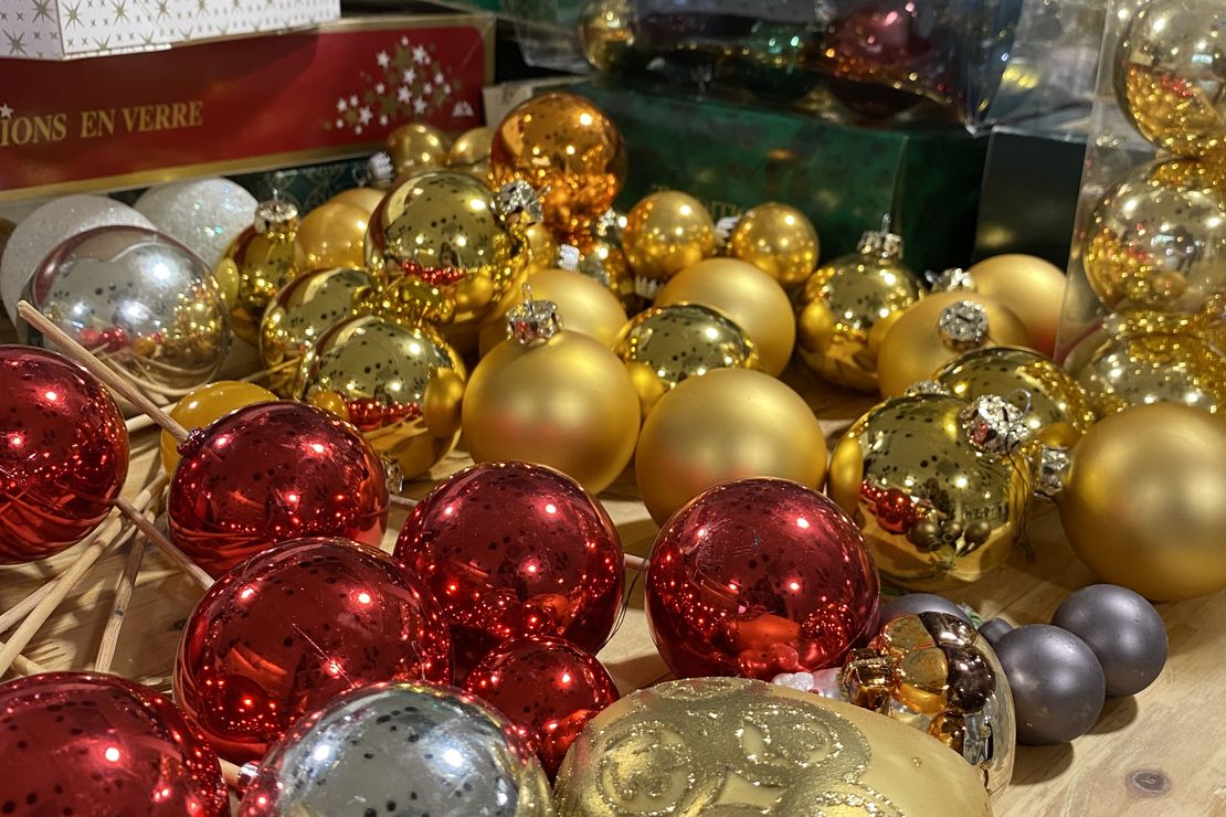 Fotografie: Weihnachtskugeln in verschiedenen Farben in Nahaufnahme