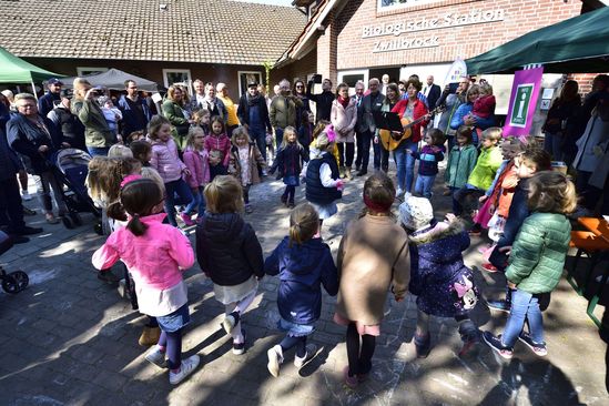 Eine Gruppe Kinder singt und tanzt 