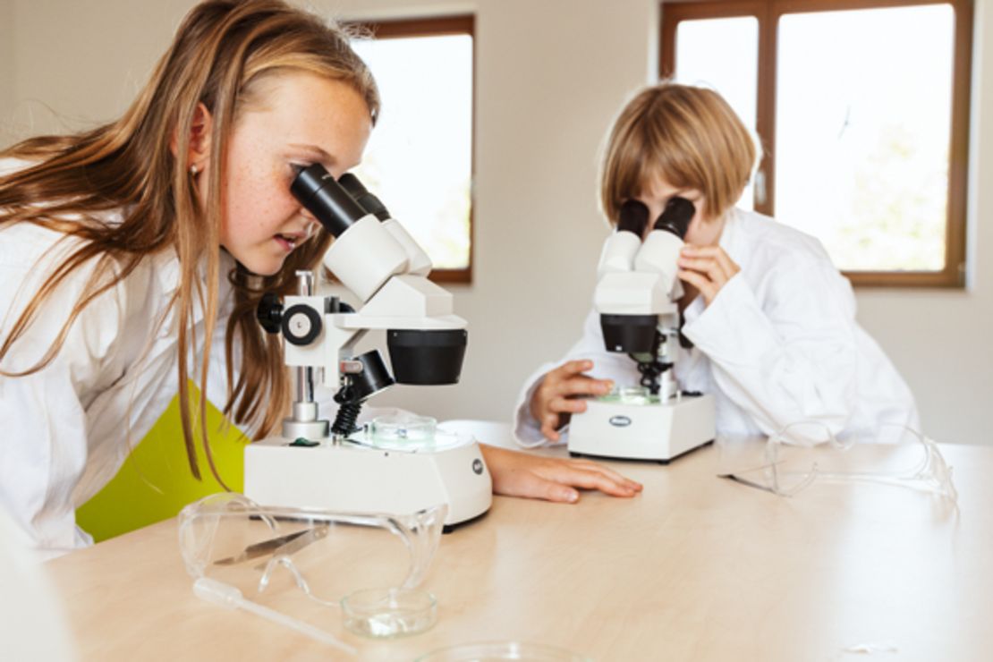 Wasserzentrum Gymnicher Mühle, Kinderporträts, Natur, Spielen Kinder schauen durch Mikroskope