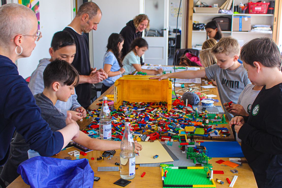 Schüler*innen der Overbergschule unterwegs in der B-Side. Sie bauen entsprechend ihrer Bedürfnisse einen zukunftsfähigen Stadtteil auf der Fläche zwischen Stadthafen und Albersloher Weg.