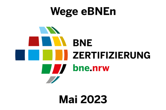 Das Kurzlogo der BNE-Zertifizierung NRW setzt sich aus einem stilisiertem, buntem Globus und dem Schriftzug "BNE Zertifizierung bne.nrw" zusammen. Auch das Veranstaltungsmotto ist dargestellt.