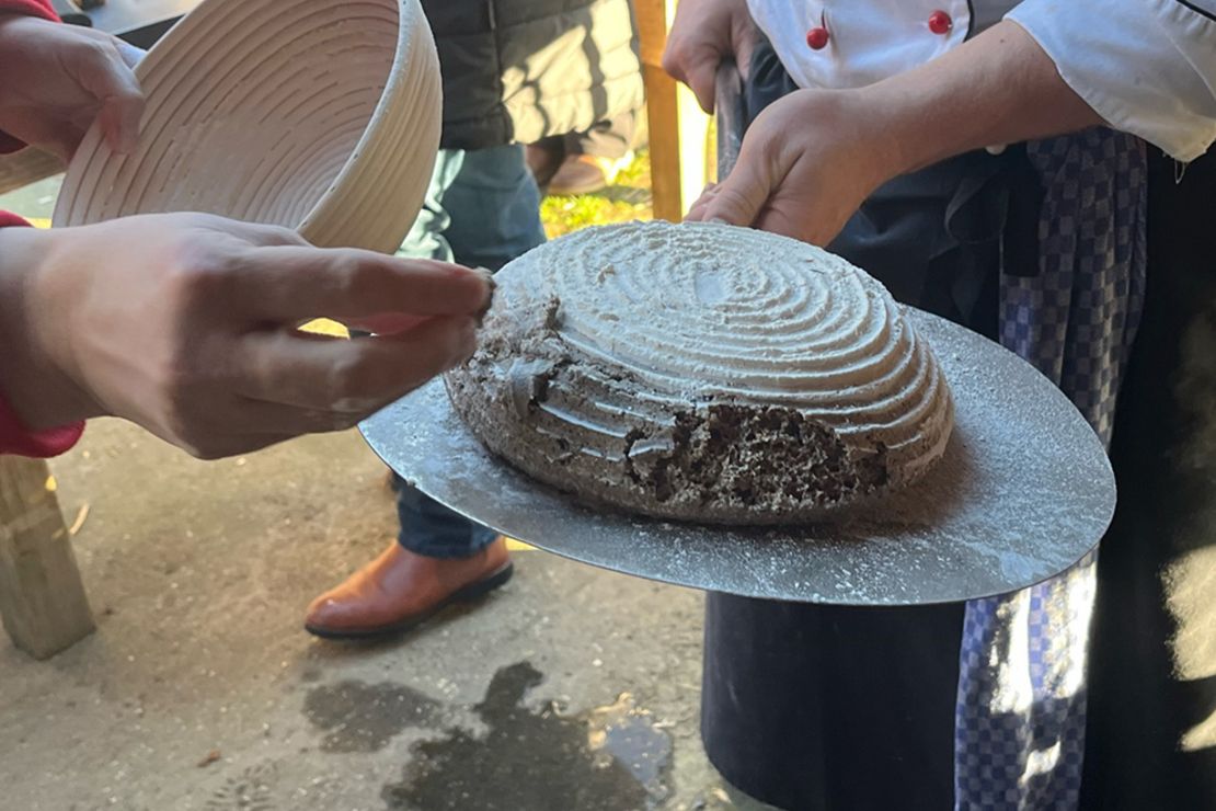 Brot mit Mehl bedeckt wird gerade aus dem Ofen geholt