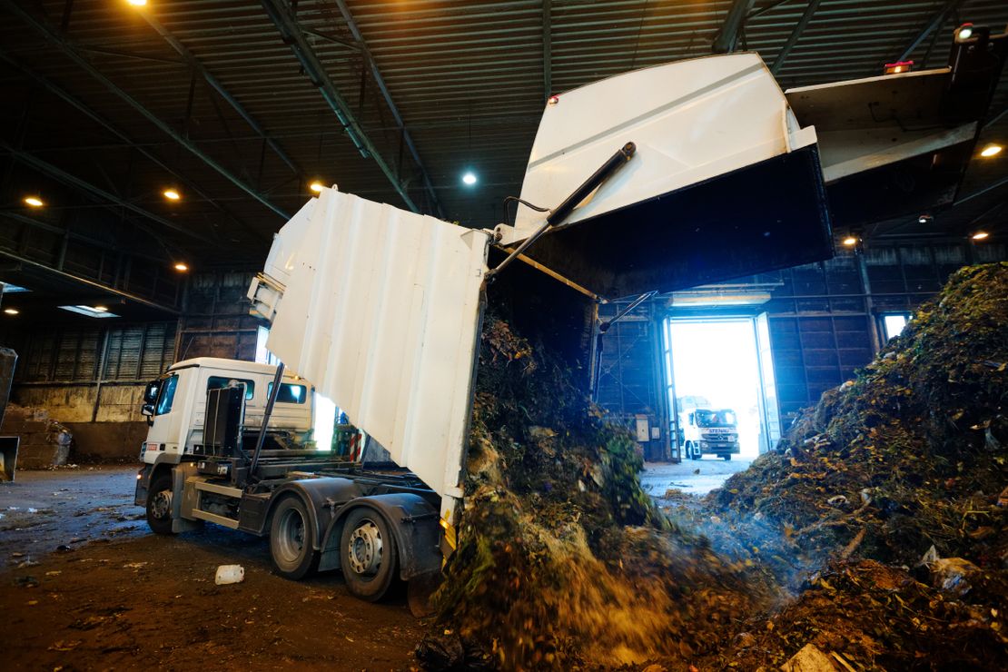 Ein LKW kippt Abfälle aus
