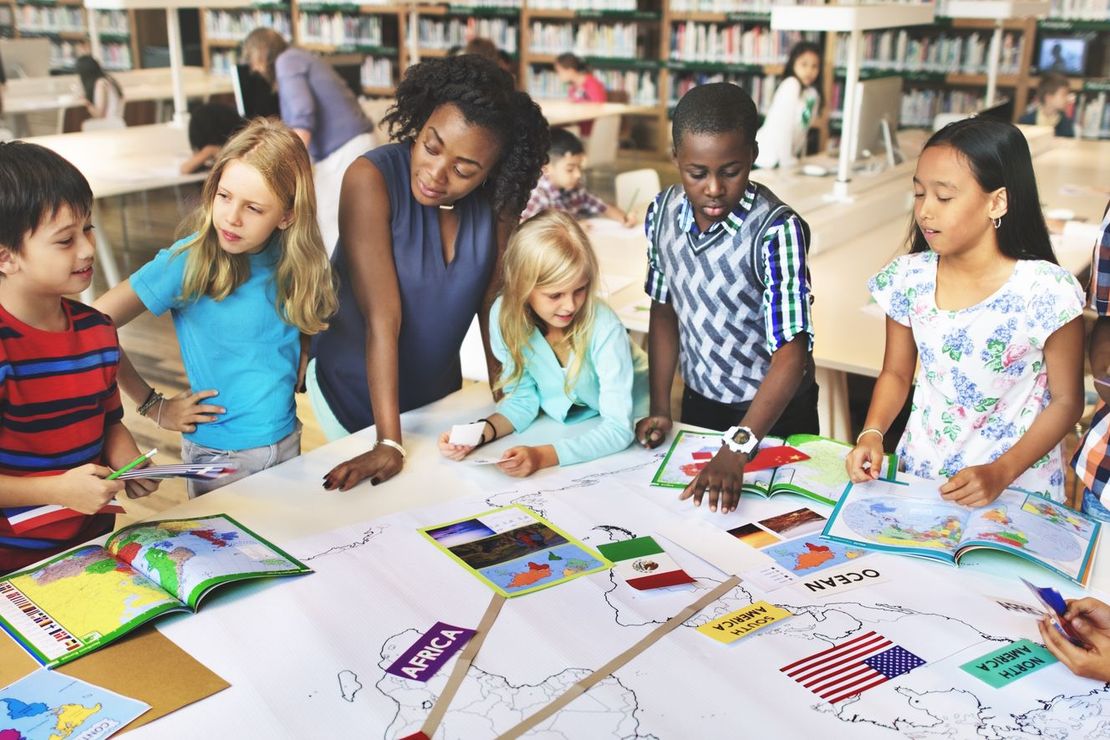 Schüler*innengruppe mit Lehrerin