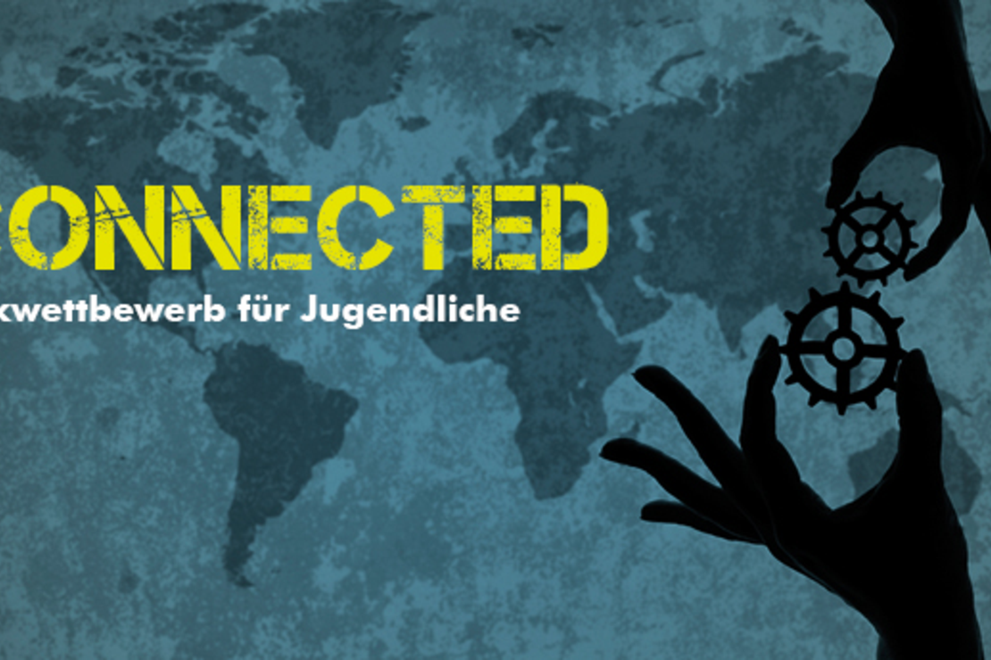 Hände halten Zahnräder vor Weltkarte