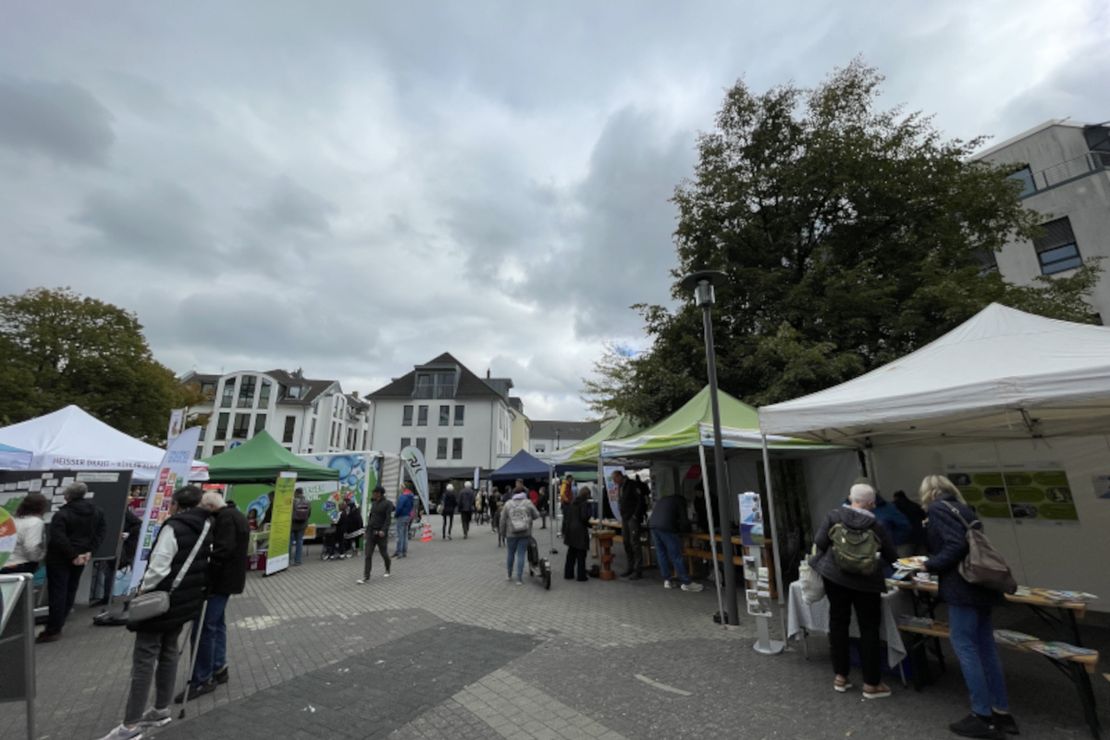 Verschiedene Aktionsstände auf einem Platz