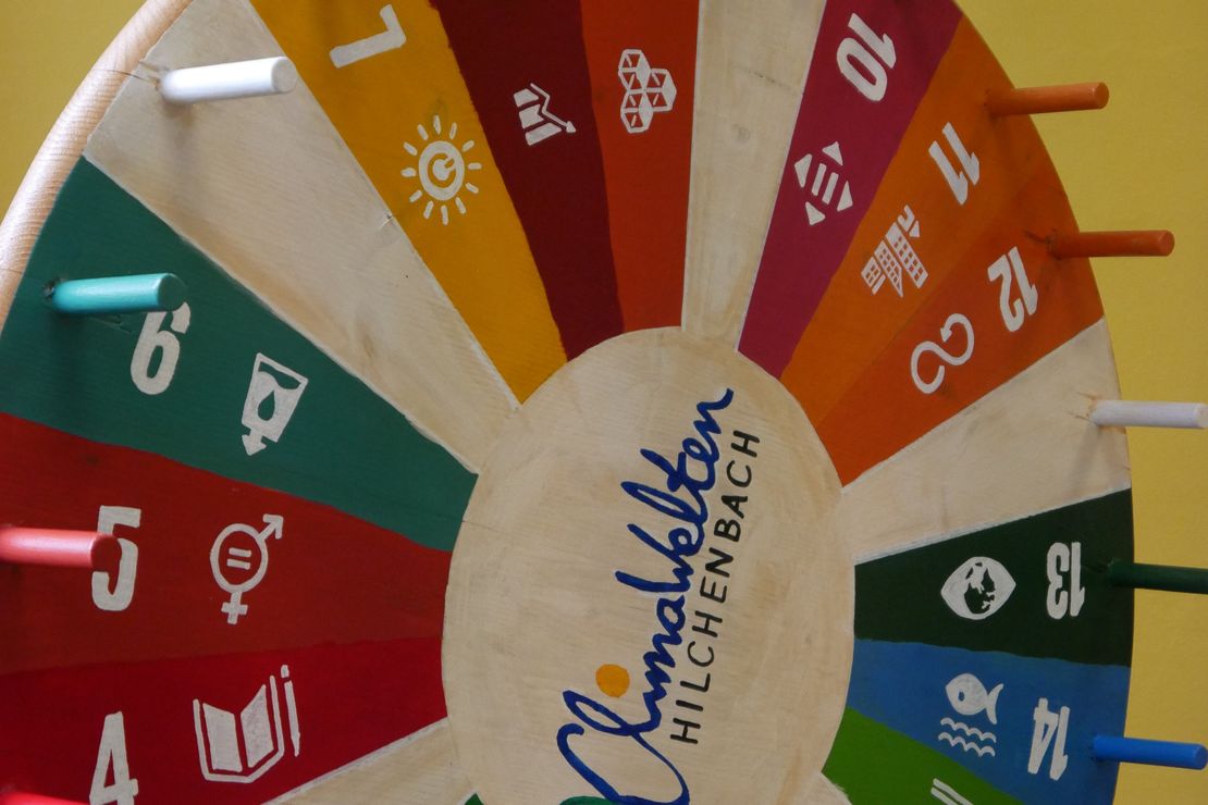 Glücksrad in den Farben der 17 Ziele mit KlimaWelten Logo