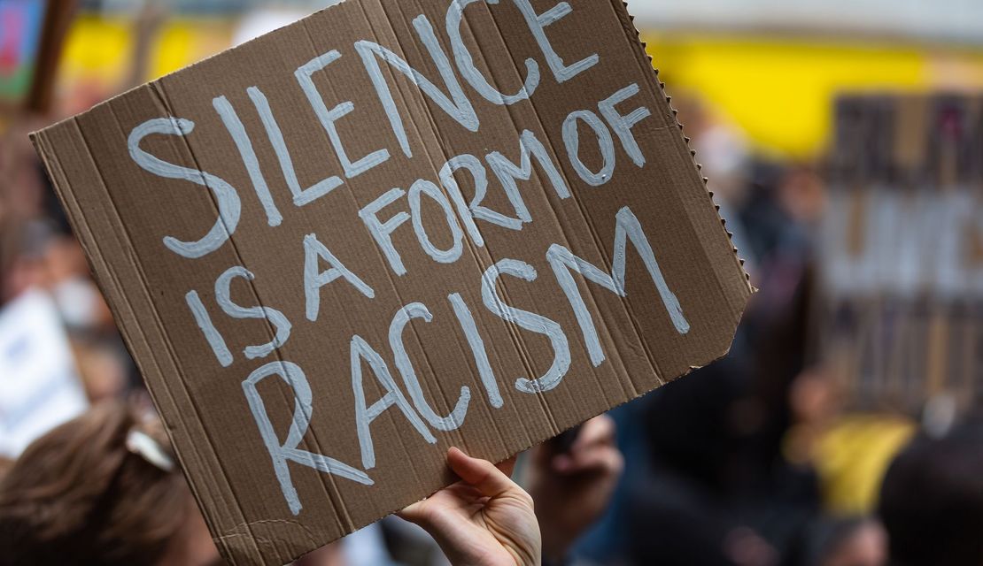Plakat mit "Stille ist eine Form des Rassismus"