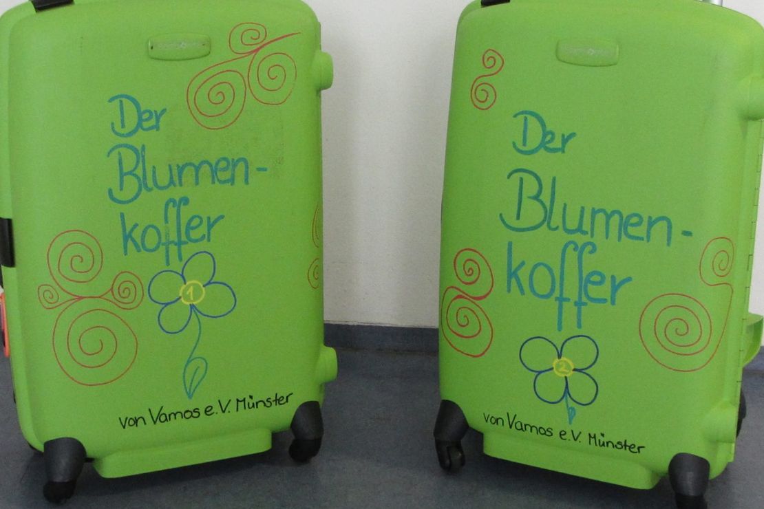 Die zwei "Blumenkoffer" von Vamos e.V.