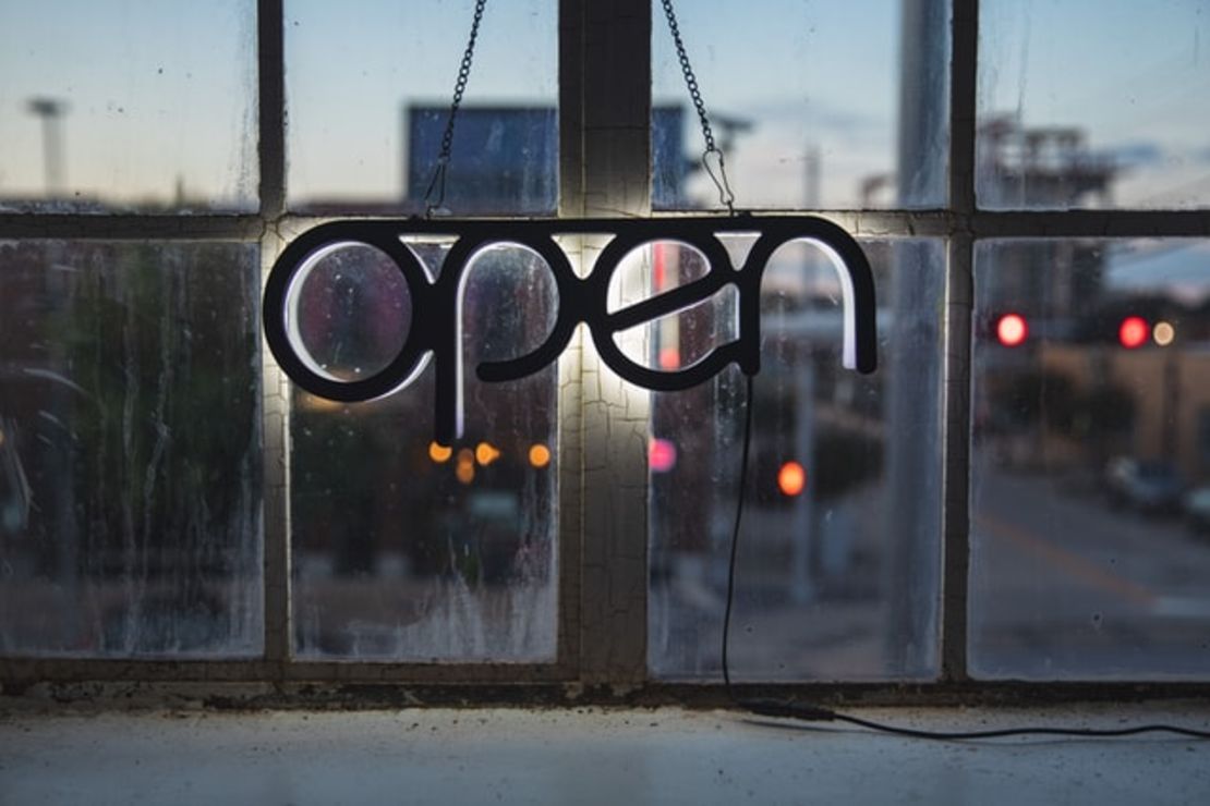 Symbolbild: Fotos des Schriftzuges OPEN vor einem Fenster
