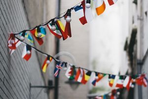 Länderflaggen gespannt über eine schmale Häusergasse.