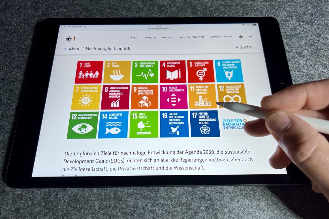 I-Pad mit den 17 SDGs auf dem Display