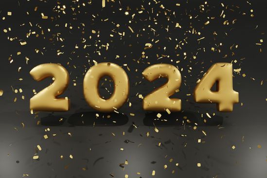 Große goldene Zahlen 2024 umgeben von goldenem Konfetti