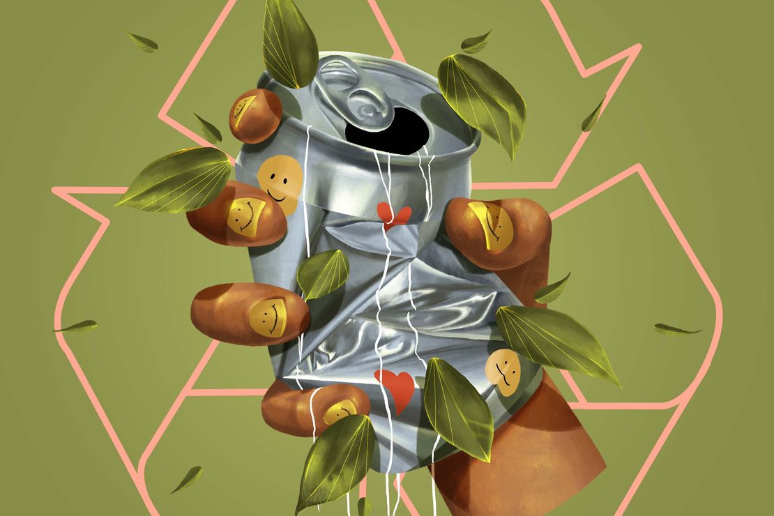 Eine Hand hebt eine alte Getränkedose. Im Hintergrund ist das Recyclingsymbol Möbiusband zu sehen