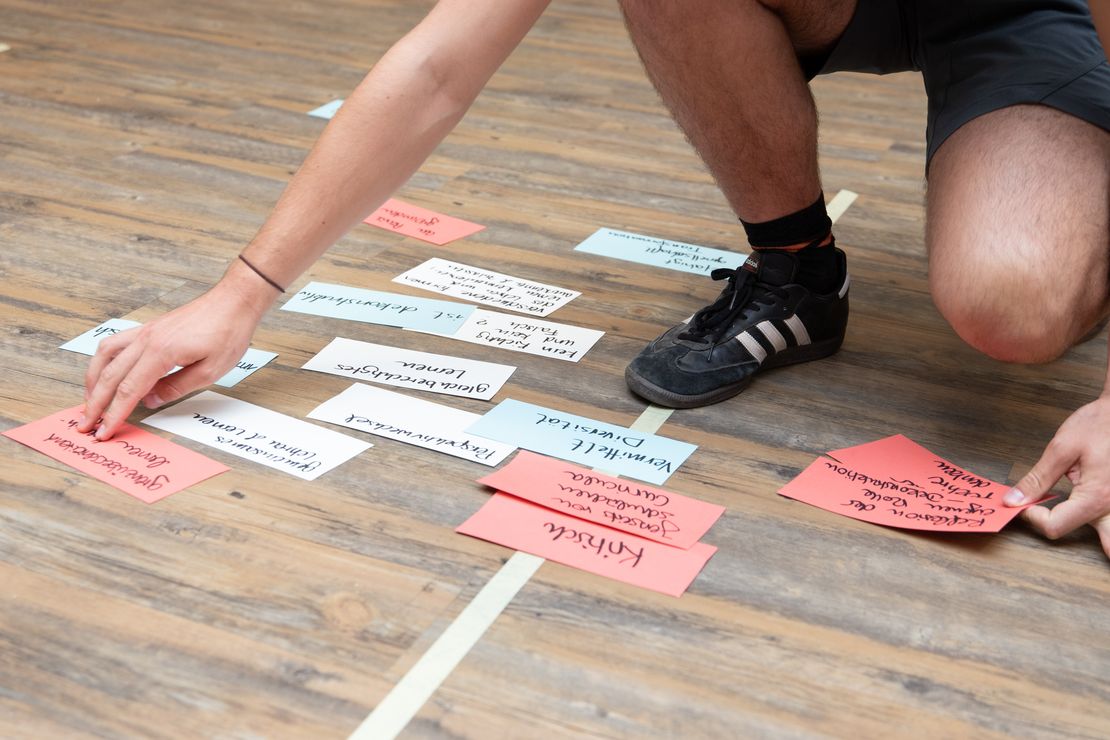 Referentin mittig zu sehen, im Hintergrund an die Wand projiziert die Webseite von #digital-global, im Vordergrund einzelne Seminarteilnehmer*innen im Stuhlkreis, die zur Referentin blicken.