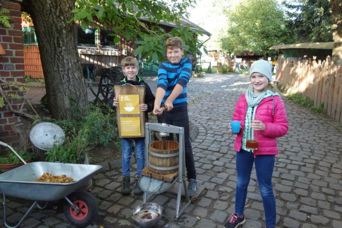 Kinder bei der Apfelverarbeitung