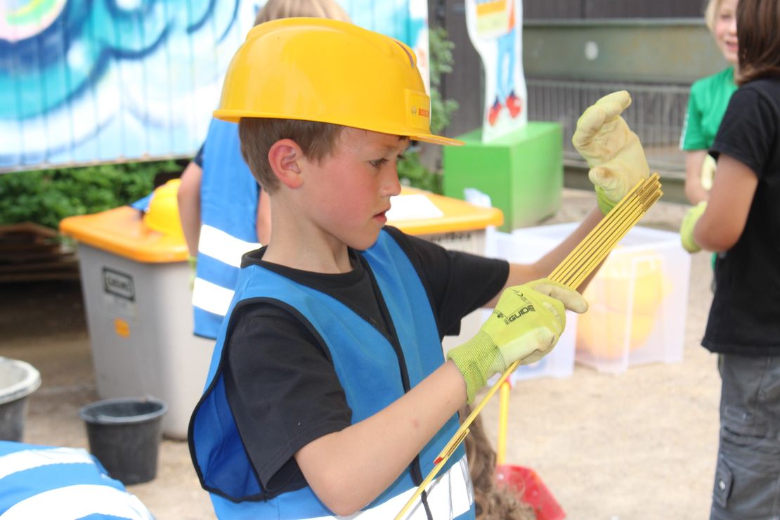 Kinder bauen auf der Mitmachbaustelle