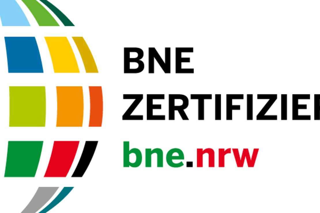 Das Kurzlogo der BNE-Zertifizierung NRW setzt sich aus einem stilisiertem, buntem Globus und dem Schriftzug "BNE Zertifizierung bne.nrw" zusammen. 