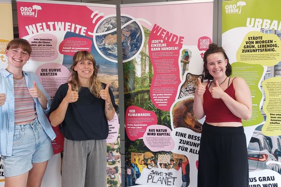 Ausstellungsbesucherin vor den Ausstellungstafeln der mobilen Auststellung zu den Weltweiten Wenden.