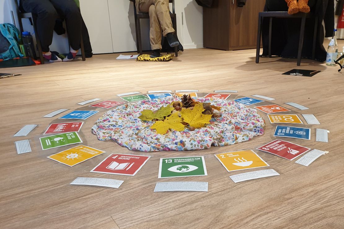 Herbstlich gestaltete Kreismittel mit SDG-Icons